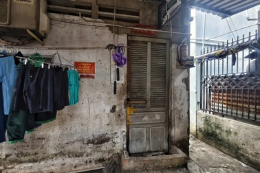 Người đàn ông bị điện giật tử vong trong khu nhà trọ ngập nước ở TPHCM