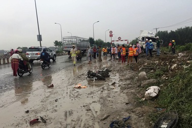 Xe đầu kéo cán chết 2 người ở dốc cầu Phú Mỹ