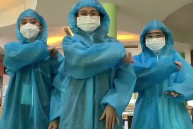 Một màn vũ đạo trong giờ nghỉ giải lao của Ngọc Anh và các đồng nghiệp