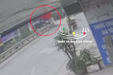 Khoảnh khắc xe tải băng qua đường sát bị tàu hỏa cán nát