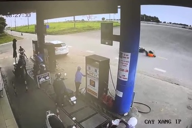 Sang đường thiếu quan sát, người đi xe máy bị đâm ngã cực nguy hiểm