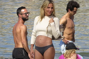 Ngưỡng mộ vóc dáng săn chắc của vợ "Thần Sấm" Chris Hemsworth