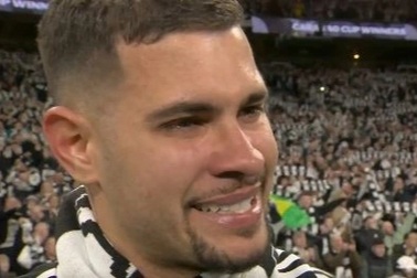 Ngôi sao Newcastle bật khóc sau khi đội nhà vô địch Cúp Liên đoàn Anh