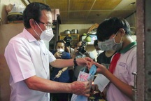 Bí thư Nguyễn Văn Nên xuống tận hẻm thăm hỏi các em nhỏ mồ côi do Covid-19