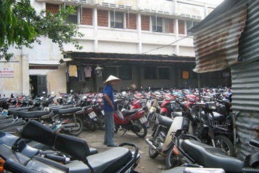 Chấn chỉnh bãi xe bệnh viện tự do “hành” khách 