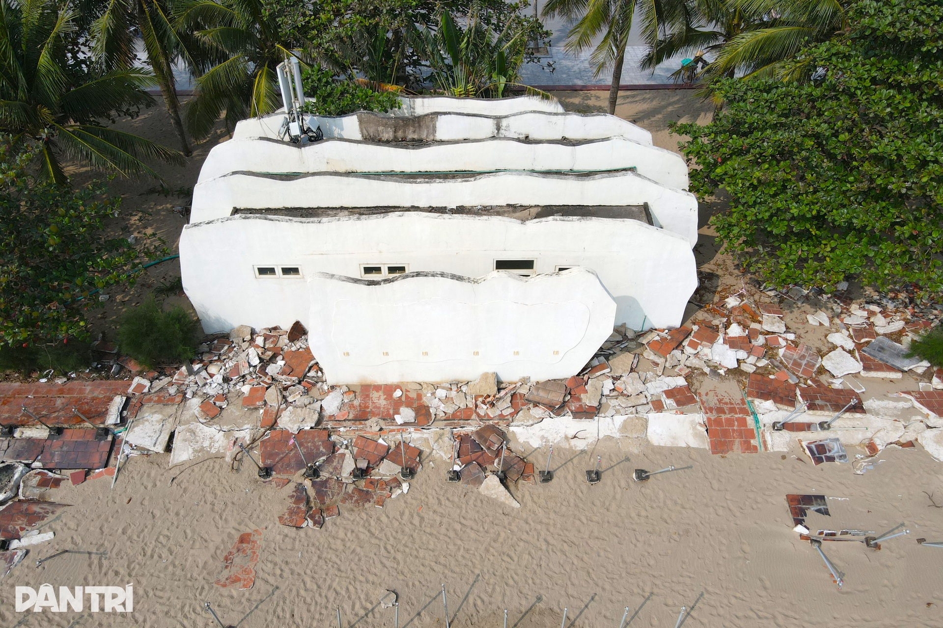 Loạt công trình FLC chuyển giao cho Sầm Sơn tơi tả, hoang tàn trên bãi biển - 10