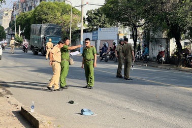 Người đàn ông nằm chết giữa đường ở TPHCM