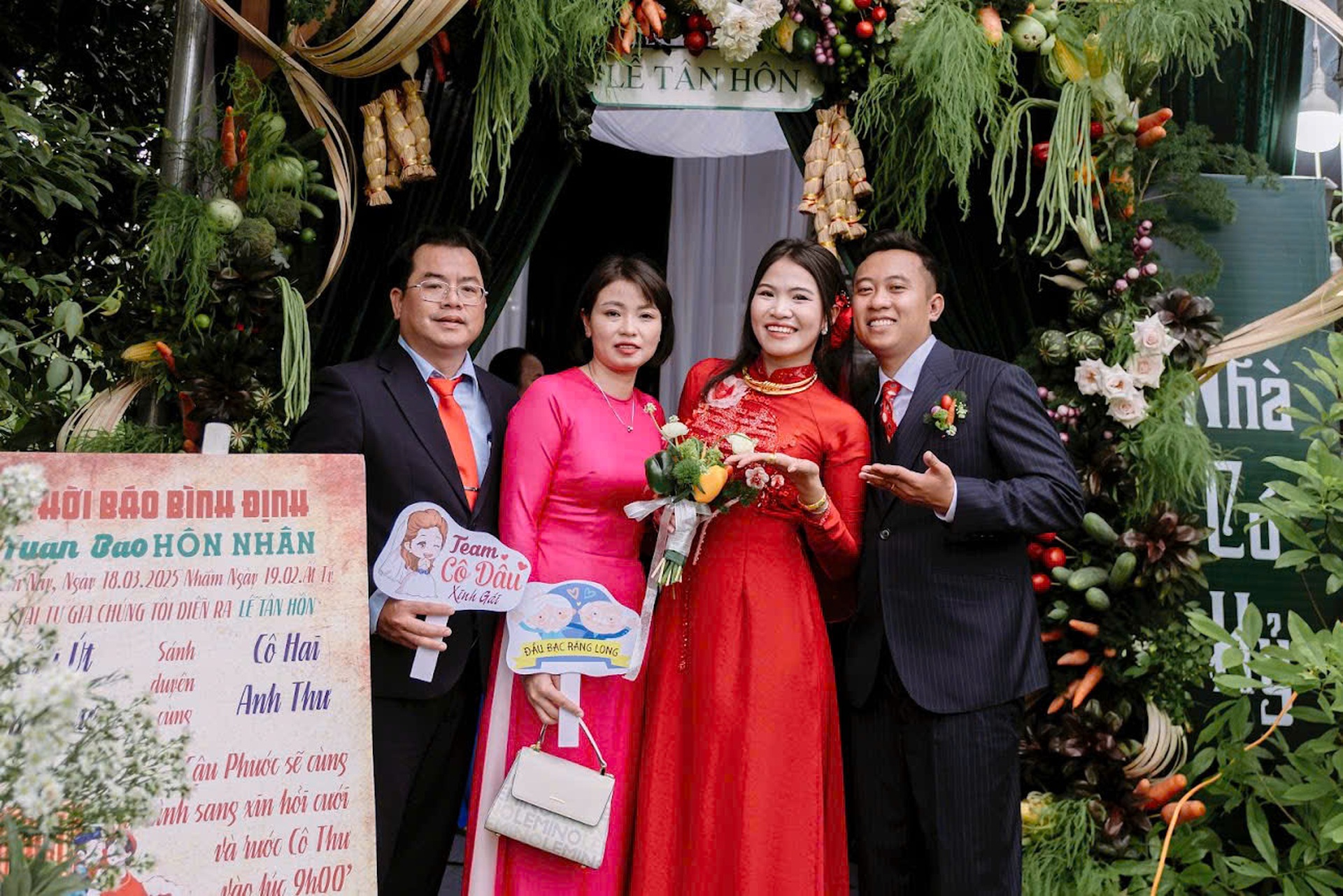 Chú rể Bình Định mang nem chua đi đón dâu, hoa cưới làm từ ngô, cà chua - 1 Chú rể Bình Định mang nem chua đi đón dâu, hoa cưới làm từ ngô, cà chua - 1