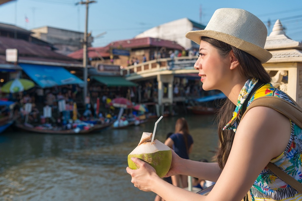 Vừa mở cửa, khách Trung Quốc tới Thái Lan, được 3 bộ trưởng ra sân bay đón - 3 Vừa mở cửa, khách Trung Quốc tới Thái Lan, được 3 bộ trưởng ra sân bay đón - 3