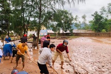 Quảng Bình: Lũ rút, trường học ngổn ngang, bùn đất phủ dày