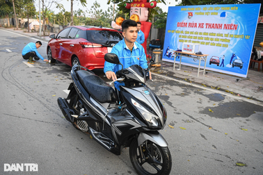 Thoát cảnh "chặt chém" dịp Tết, điểm rửa miễn phí cho hàng trăm xe ở Hà Nội