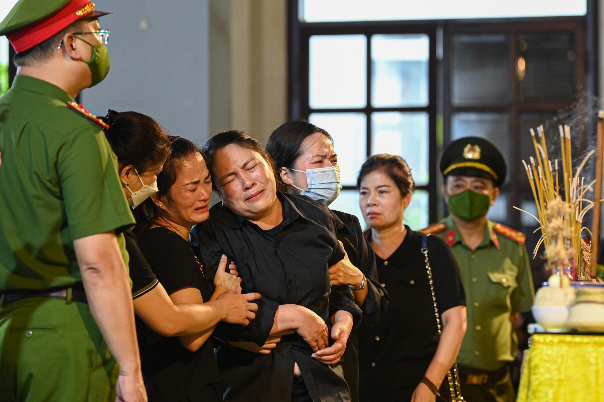 Hình ảnh đồng đội đưa thi hài 3 liệt sĩ qua nhà riêng, đến Nhà tang lễ QG - 4 Hình ảnh đồng đội đưa thi hài 3 liệt sĩ qua nhà riêng, đến Nhà tang lễ QG - 4