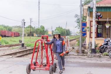Chuyện nghề của những nữ nhân viên gác chắn đường sắt