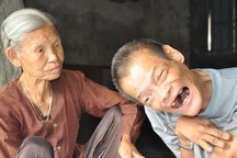 Chan bát cơm đầy nước mắt, mẹ già 85 tuổi nghẹn ngào chăm con trai bị chất độc da cam