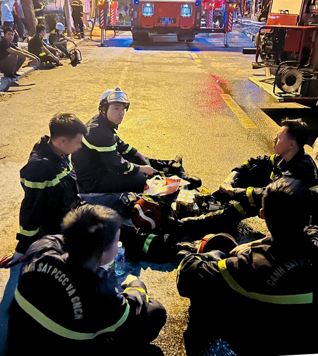 Những chiến sĩ kiệt sức sau đám cháy, đau đớn trước hy sinh của đồng đội - 12 Những chiến sĩ kiệt sức sau đám cháy, đau đớn trước hy sinh của đồng đội - 12