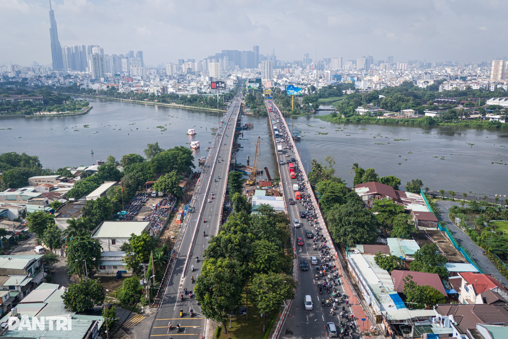 Giao thông ùn ứ trong buổi sáng đầu tiên cấm ô tô qua cầu Bình Triệu 1 - 11 Giao thông ùn ứ trong buổi sáng đầu tiên cấm ô tô qua cầu Bình Triệu 1 - 11