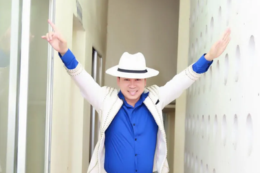 Michael Lang tặng quà cho sinh viên Đại học Nha Trang