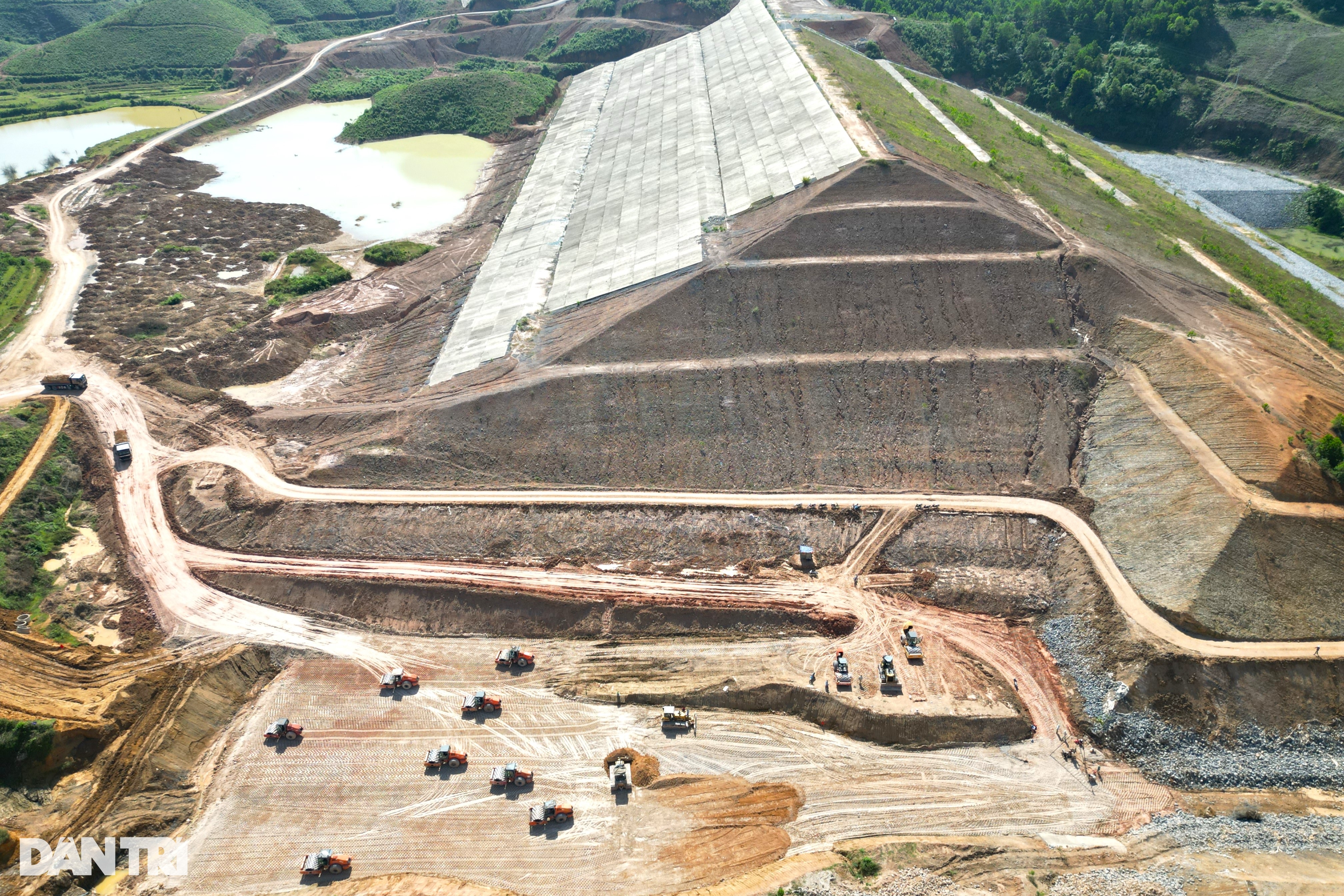 Đại công trường hồ chứa nước có đập đất cao bậc nhất Việt Nam - 2