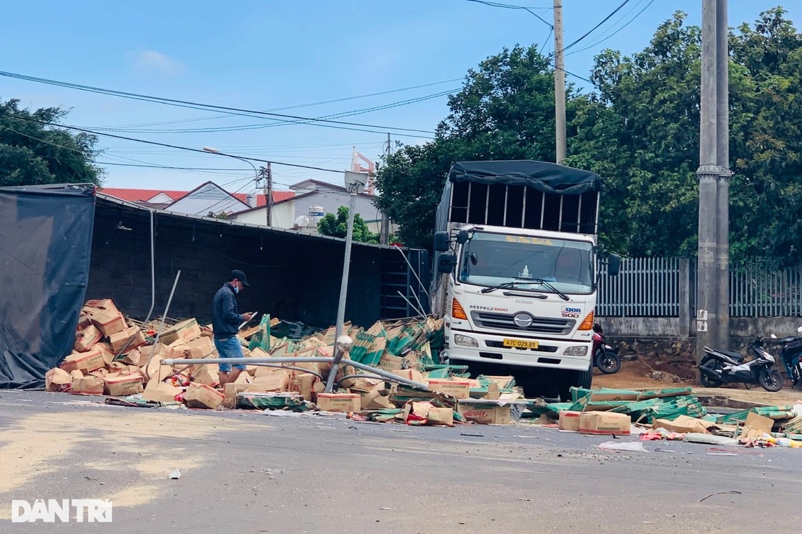 Xe tải gây tai nạn liên hoàn rồi lật nhào - 3 Xe tải gây tai nạn liên hoàn rồi lật nhào - 3