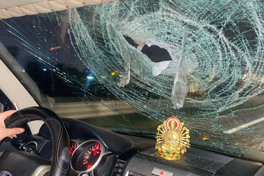 Xe Ford Everest bị chọi đá vỡ toác kính trên cao tốc