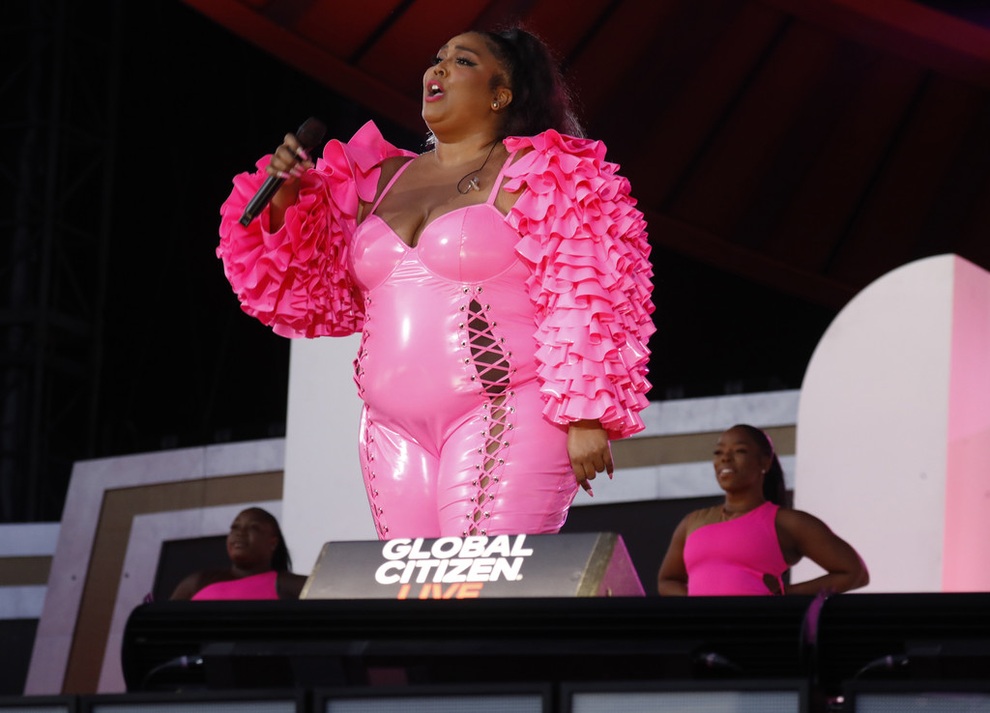 Ngôi sao giành nhiều giải Grammy Lizzo tái xuất nổi bật trên sân khấu - 3 Ngôi sao giành nhiều giải Grammy Lizzo tái xuất nổi bật trên sân khấu - 3