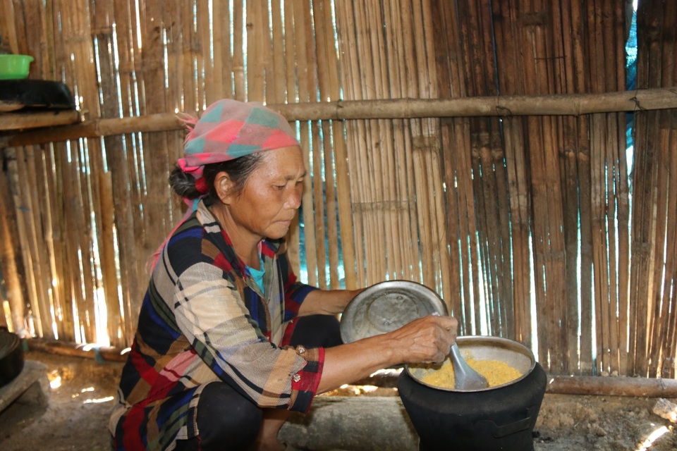 Tận mắt chứng kiến cảnh bà cháu ăn cơm trắng chan nước lã mà lòng đau nhói! - 8 Tận mắt chứng kiến cảnh bà cháu ăn cơm trắng chan nước lã mà lòng đau nhói! - 8