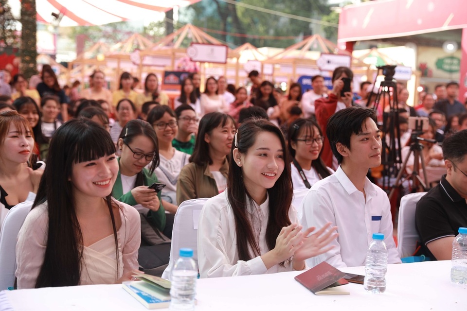 Buổi diễu hành áo dài “Mắt Biếc” của Gapo gây sốt tại các cung đường trung tâm Sài Gòn - 5 Buổi diễu hành áo dài “Mắt Biếc” của Gapo gây sốt tại các cung đường trung tâm Sài Gòn - 5