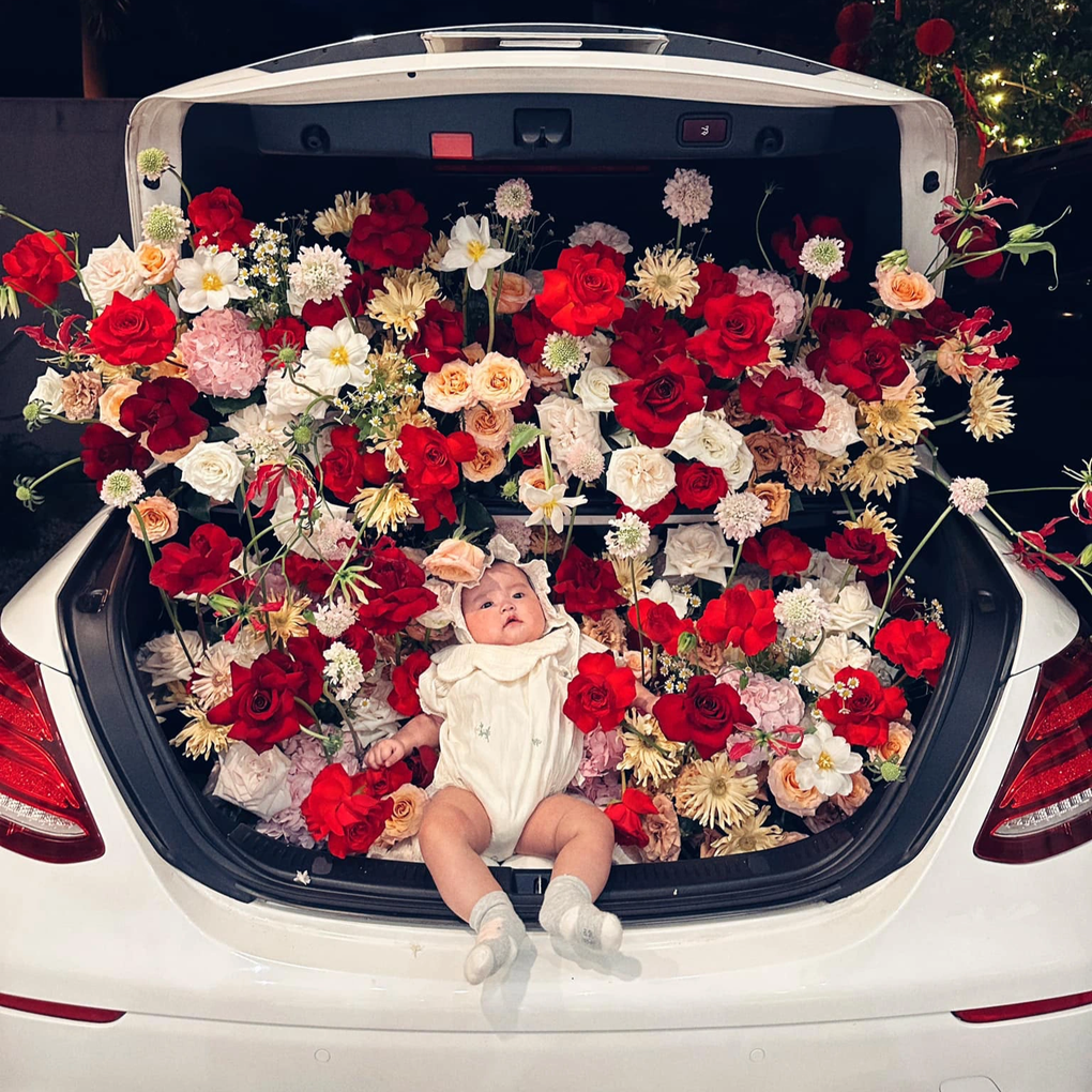 Bùi Tiến Dũng hôn má vợ, Tuấn Dương tặng xe hoa tươi vào Valentine - 2