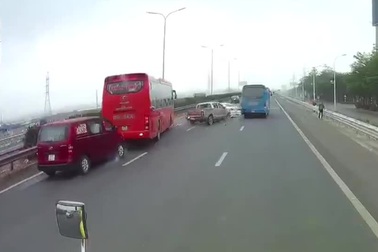 Toàn cảnh một vụ đâm xe liên hoàn trên cao tốc