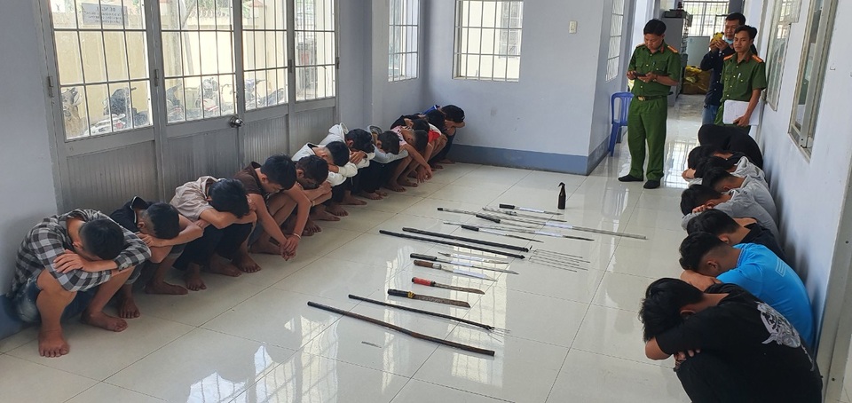Hàng chục thanh thiếu niên vung vũ khí chém nhau như phim hành động - 1 Hàng chục thanh thiếu niên vung vũ khí chém nhau như phim hành động - 1