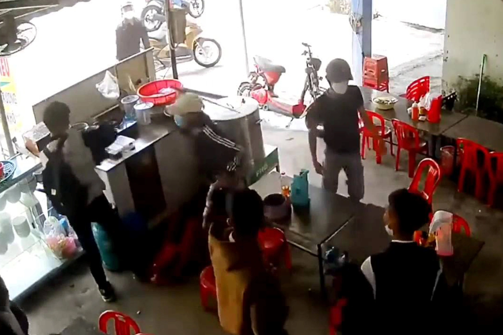 Công an triệu tập 7 đối tượng hành hung 2 nam sinh trước cổng trường - 1 Công an triệu tập 7 đối tượng hành hung 2 nam sinh trước cổng trường - 1