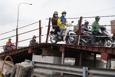 "Thần đèn" bắt đầu nâng tĩnh không cầu Bình Phước 1 tại TPHCM