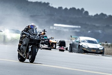 Cuộc tỉ thí tốc độ giữa xe phân khối lớn, xe đua F1, siêu xe, và máy bay chiến đấu