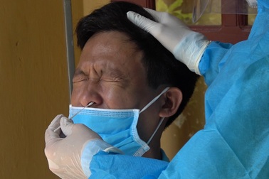 Test nhanh Covid-19 cho thương lái, tài xế ra vào vùng vải thiều Bắc Giang