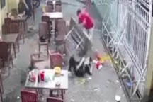 Vụ người đàn ông vác bàn đập một phụ nữ: Đập xong lại cùng về nhà