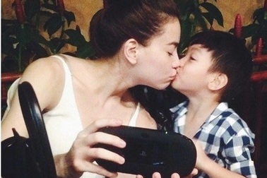 Những khoảnh khắc ngọt “đốn tim” của Hà Hồ và con trai cưng