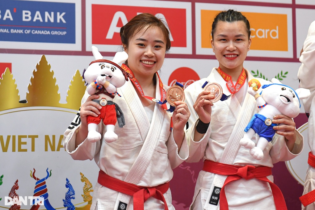 Nón quai thao, khăn mỏ quạ xuất hiện trong phần thi võ thuật SEA Games 32 - 3 Nón quai thao, khăn mỏ quạ xuất hiện trong phần thi võ thuật SEA Games 32 - 3