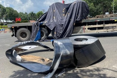 Tái diễn cảnh hai cuộn thép hàng chục tấn rơi ở vòng xoay ở TPHCM