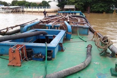 4 "cát tặc" bị lập biên bản và phạt tiền ngang giá trị chiếc sà lan