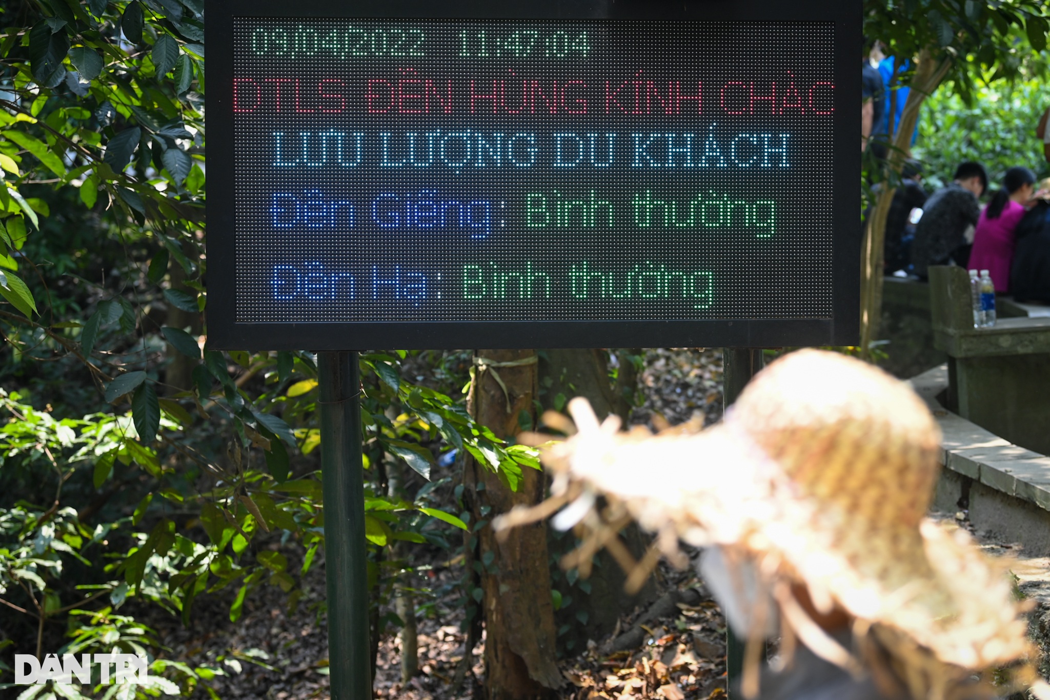Hàng chục nghìn du khách đổ về đền Hùng dâng hương trước ngày giỗ Tổ - 9 Hàng chục nghìn du khách đổ về đền Hùng dâng hương trước ngày giỗ Tổ - 9