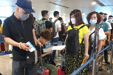 Hành khách "vật vã" tại sân bay Tân Sơn Nhất do kiểm tra an ninh quá tải