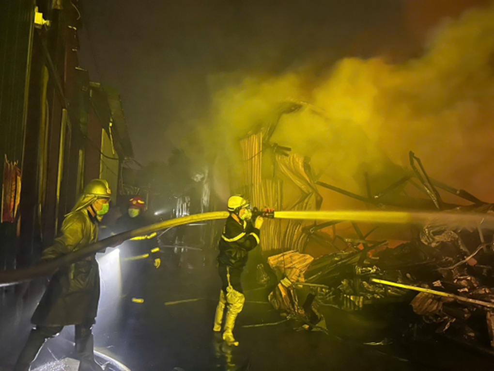 60 cảnh sát dập tắt vụ cháy nhà xưởng ở Hà Nội - 1 60 cảnh sát dập tắt vụ cháy nhà xưởng ở Hà Nội - 1