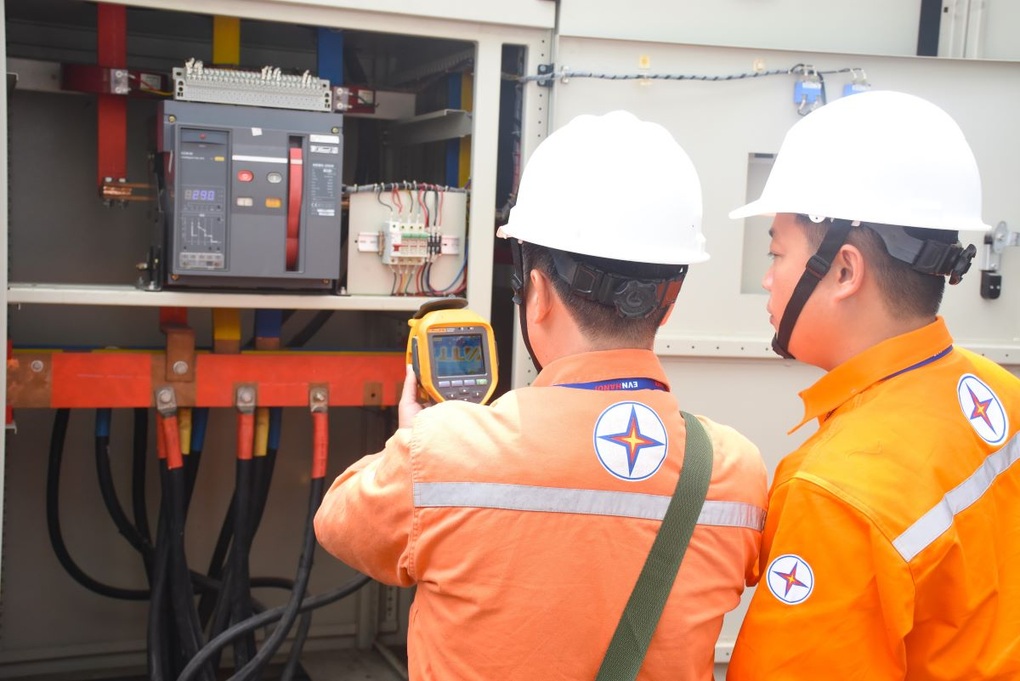 EVNHANOI chuẩn bị kịch bản xử lý các tình huống quá tải điện trong mùa hè - 5 EVNHANOI chuẩn bị kịch bản xử lý các tình huống quá tải điện trong mùa hè - 5