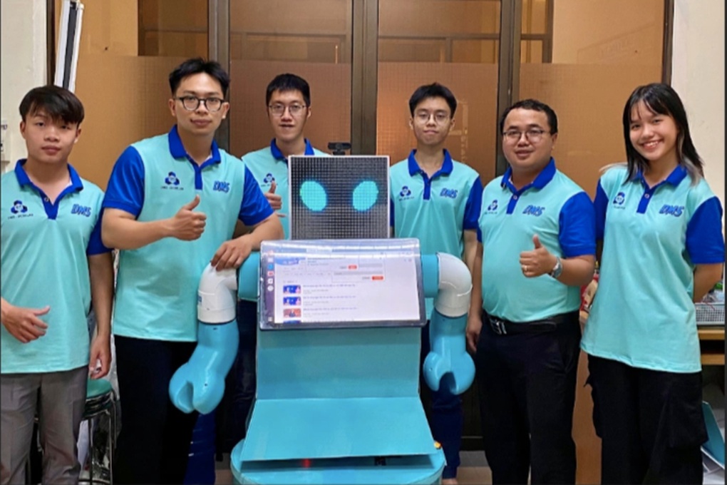 Thấy nhiều bệnh viện quá tải, 5 sinh viên chế tạo robot y tá - 2 Thấy nhiều bệnh viện quá tải, 5 sinh viên chế tạo robot y tá - 2