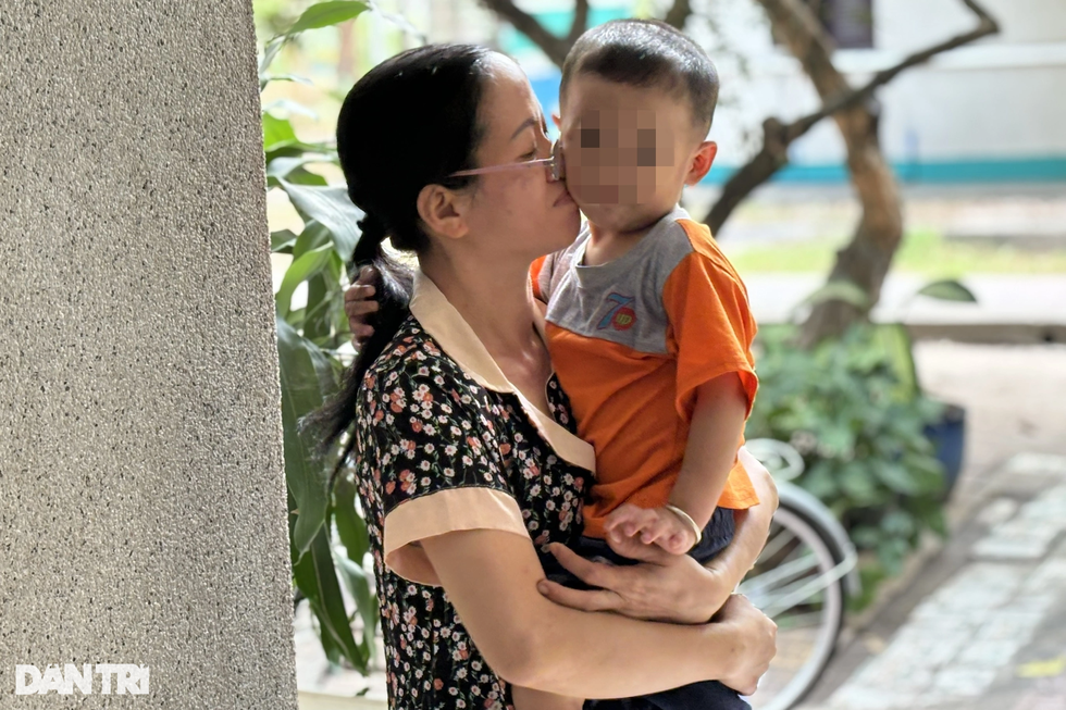 Cuộc sống mới của bé trai 3 tuổi bị tưới nước sôi, bạo hành ở TPHCM - 8 Cuộc sống mới của bé trai 3 tuổi bị tưới nước sôi, bạo hành ở TPHCM - 8