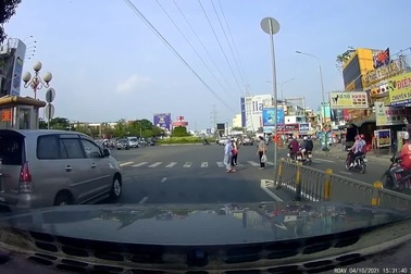 Dừng xe nhường đường cho người đi bộ, không phải tài xế nào cũng làm được
