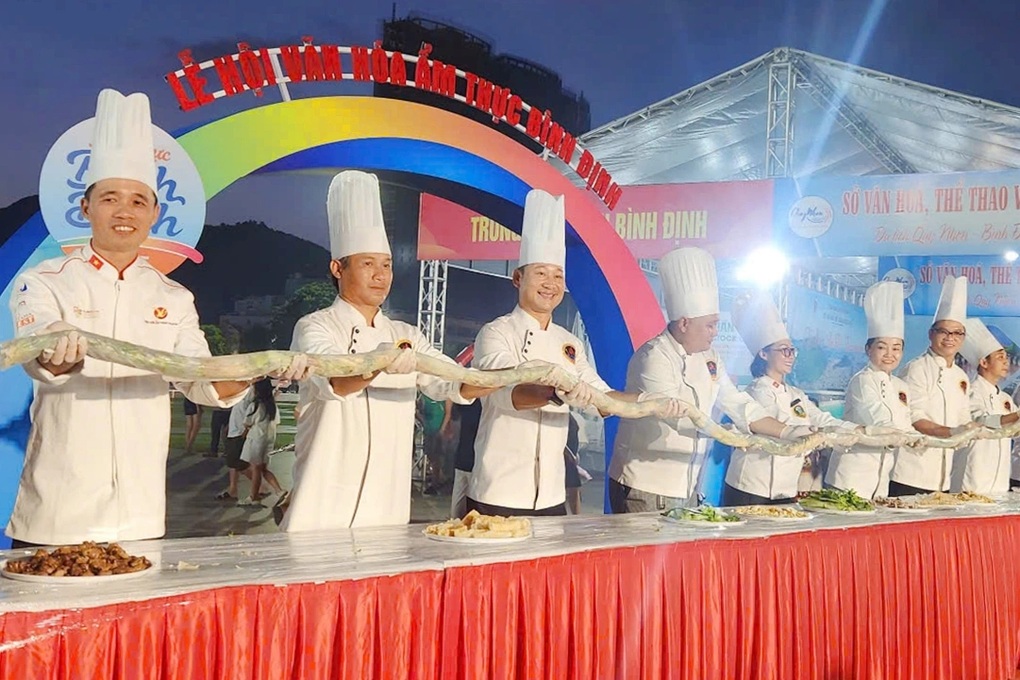Khách bất ngờ với bánh cuốn khổng lồ dài 7,7m với 7 loại nhân ở Bình Định - 1 Khách bất ngờ với bánh cuốn khổng lồ dài 7,7m với 7 loại nhân ở Bình Định