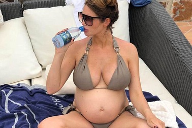 Bầu bí hơn 7 tháng, Amy Childs vẫn diện áo tắm