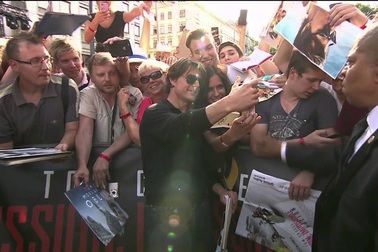 Tom Cruise thân thiện với fans