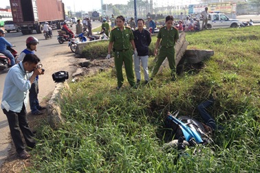 Phát hiện tử thi dưới hố sâu ven xa lộ Hà Nội